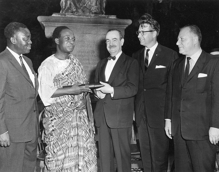 caption: Kwame Nkrumah receiving an award from Penn's Vice Provost Roy Nichols in 1958.