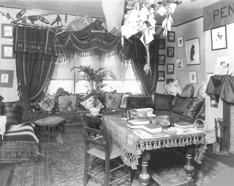 caption: Quadrangles study room in Lippincott House, ca. 1901, built 1894-1896, Cope & Stewardson, architects. Photograph courtesy of the University Archives.